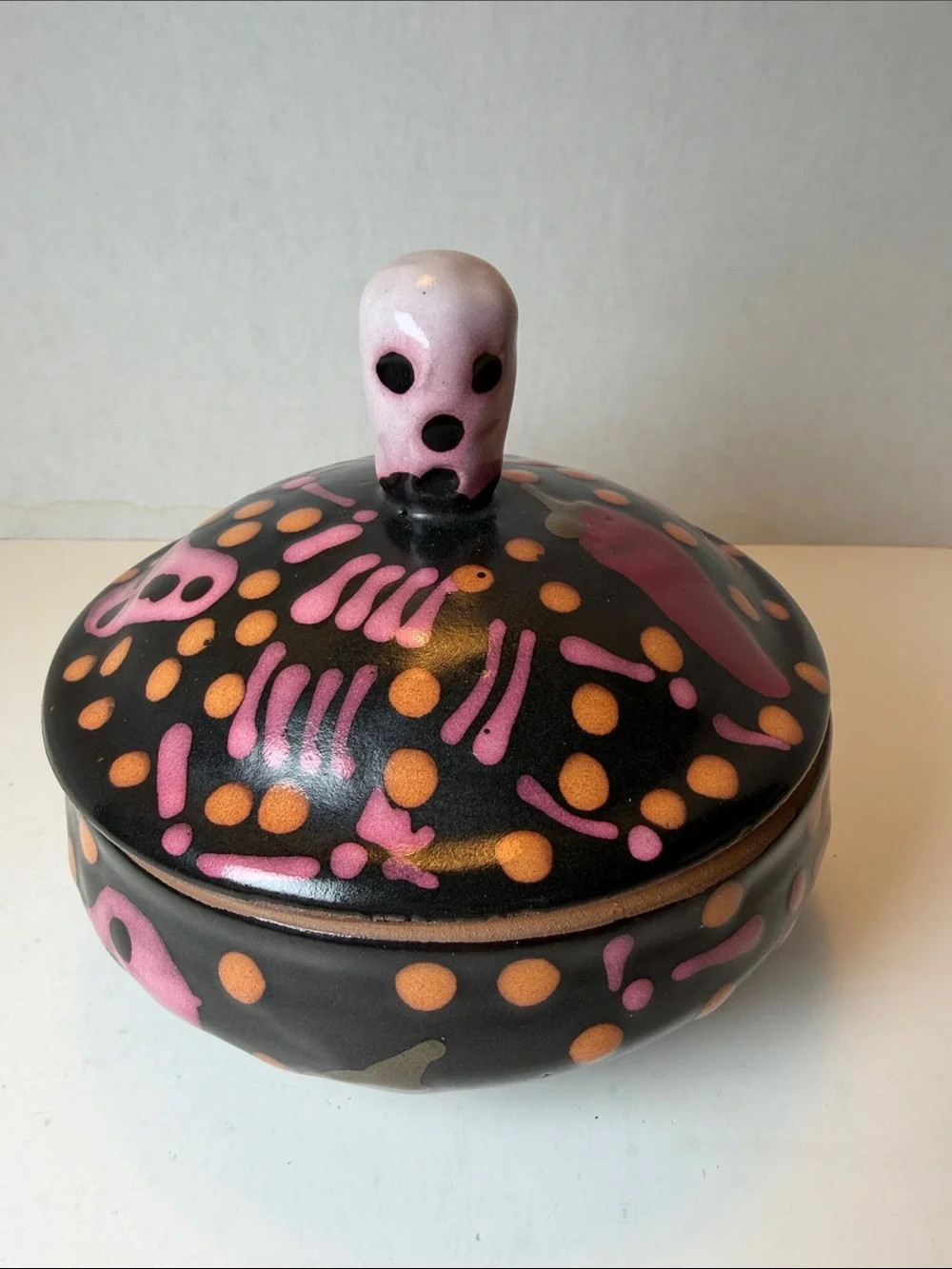 Stephen Kilborn Studio Pottery Day of the Dead Covered Dish Skull Chili EUC
